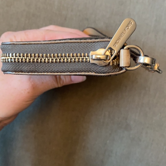 Authentic Michael Kors Wristlet. - Picture 5 of 7
